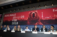 第68回ベルリン国際映画祭公式記者会見の様子。