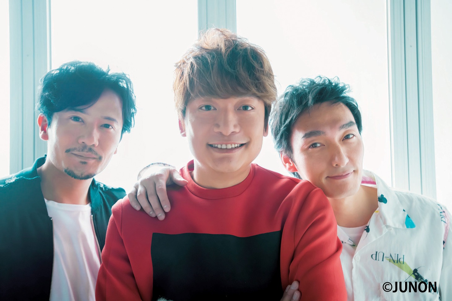 JUNON4月号より、左から稲垣吾郎、香取慎吾、草なぎ剛。
