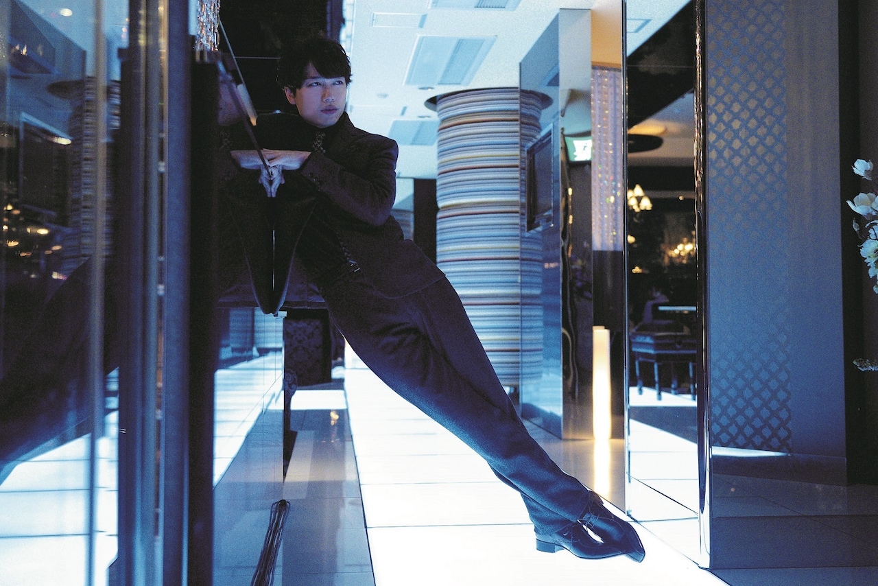 山崎育三郎が「君…すっごいね」、クセの強いプレイボーイ演じた「レオン」特別映像