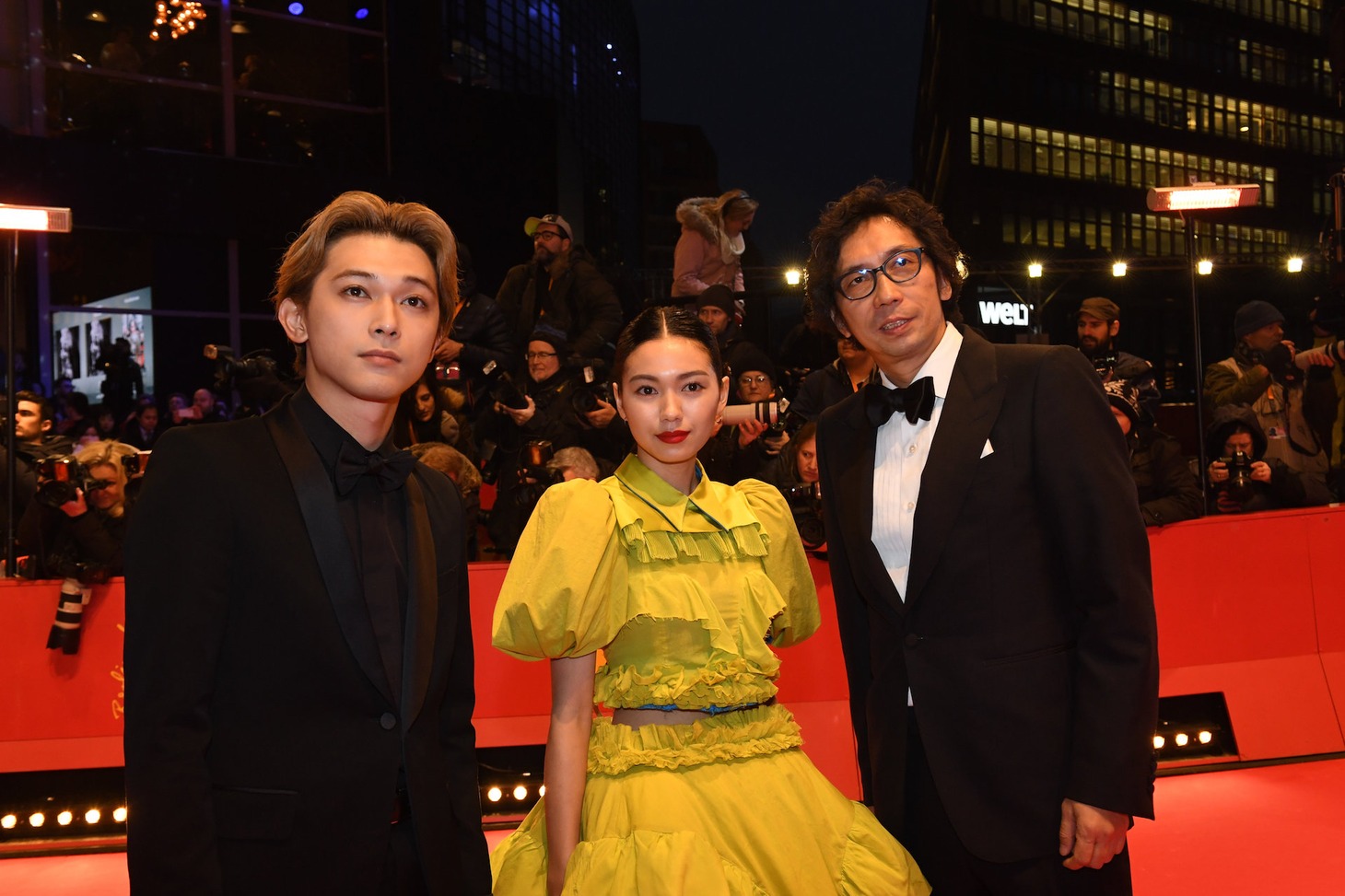 第68回ベルリン国際映画祭レッドカーペットイベントの様子。左から吉沢亮、二階堂ふみ、行定勲。