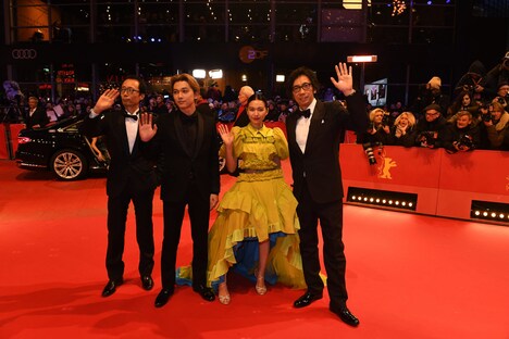 左からプロデューサーの小川真司、吉沢亮、二階堂ふみ、行定勲。