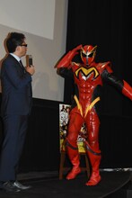 N.Y.マックスマン（右）の挨拶を通訳する増田哲英（左）。