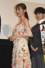 左から内田理央、千葉雄大。