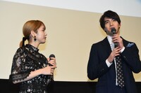 左から松田るか、甲斐翔真。