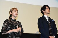 左から松田るか、甲斐翔真。