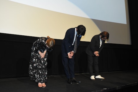 観客にお辞儀する登壇者たち。