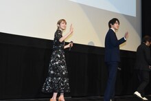 客席に手を振る松田るか（左）と甲斐翔真（右）。