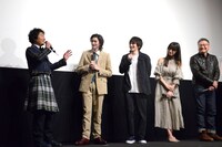 童貞3人組を演じた俳優陣の自由なトークを池田エライザ（右から2番目）が見守る様子。