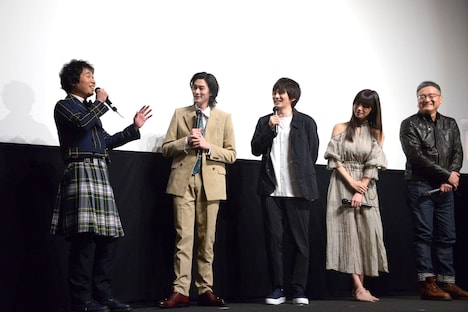 童貞3人組を演じた俳優陣の自由なトークを池田エライザ(右から2番目)が見守る様子。