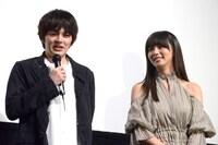 童貞の役作りについて照れながら話す林遣都（左）。