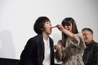 林遣都（左）に肉じゃがを食べさせる池田エライザ（右）。