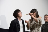 林遣都（左）に肉じゃがを食べさせる池田エライザ（右）。