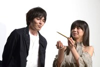 池田エライザ（右）に肉じゃがを食べさせてもらった林遣都（左）。