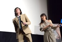 池田エライザ（奥）から“ケツバット”を受け、痛がる柳俊太郎（手前）。