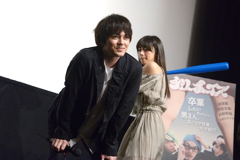 池田エライザ（奥）による“ケツバット”に余裕の表情で臨む林遣都（手前）。