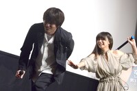 池田エライザ（奥）から“ケツバット”を受け、痛がる林遣都（手前）。