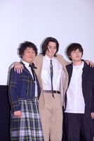 左から前野朋哉、柳俊太郎、林遣都。