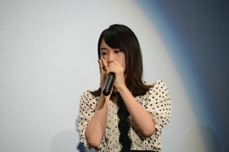 涙を拭う深川麻衣。