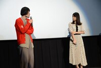 左から今泉力哉、深川麻衣。