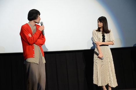 左から今泉力哉、深川麻衣。