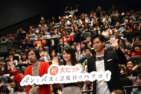 「パンとバスと2度目のハツコイ」初日舞台挨拶の様子。左から今泉力哉、深川麻衣、山下健二郎。