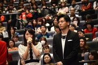 左から深川麻衣、山下健二郎。