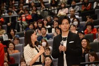 「パンとバスと2度目のハツコイ」初日舞台挨拶の様子。左から深川麻衣、山下健二郎。