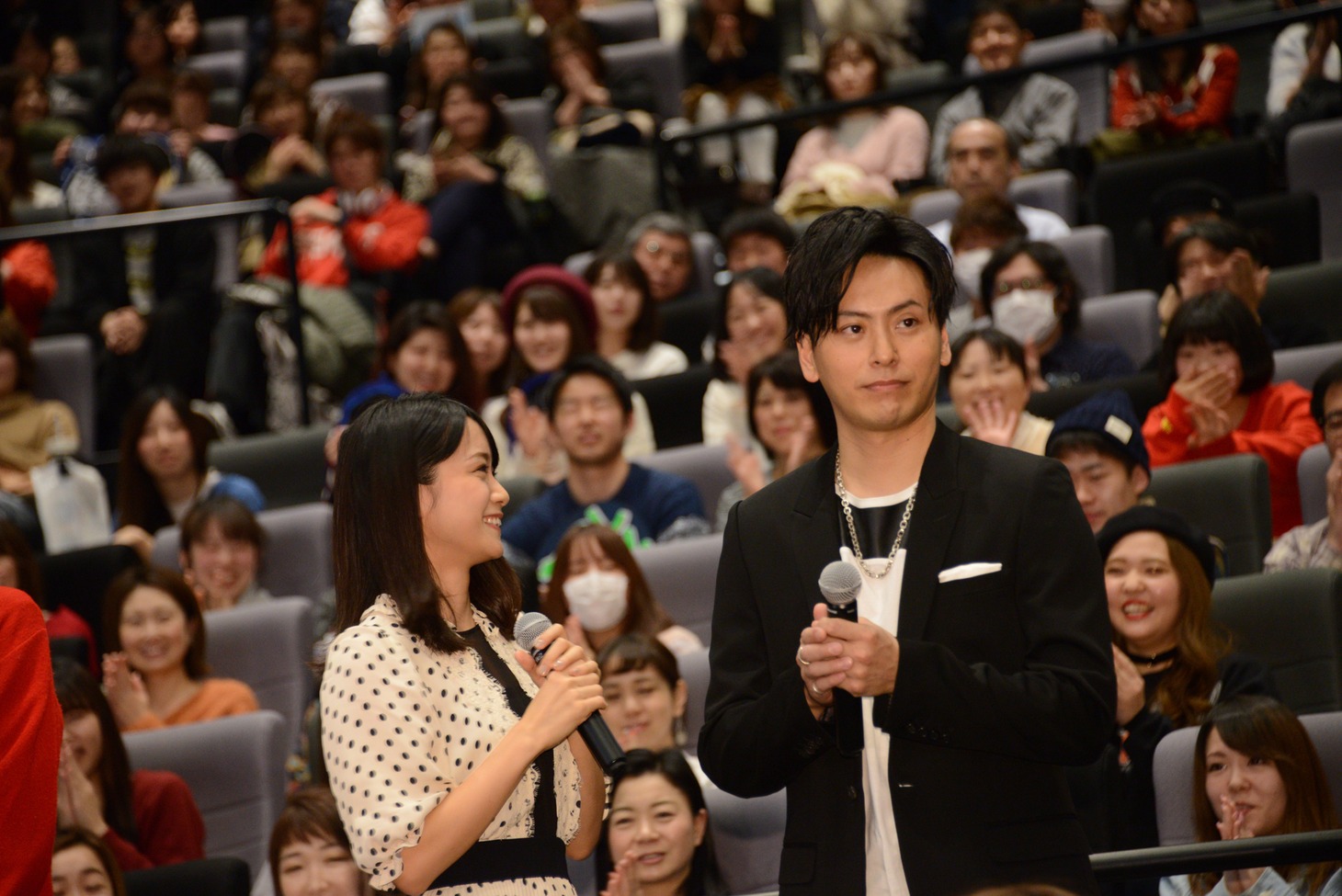 「パンとバスと2度目のハツコイ」初日舞台挨拶の様子。左から深川麻衣、山下健二郎。