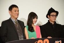 左からピエール瀧、北原里英、リリー・フランキー。