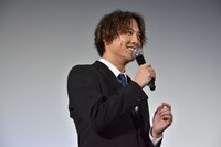 観客へ“面接”を実施する渡部秀。