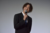 観客への“面接”で「僕の靴のサイズは？」という質問をして、自らヒントを出す渡部秀。