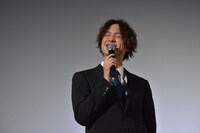 観客への“面接”で「僕の靴のサイズは？」という質問をして、自らヒントを出す渡部秀。