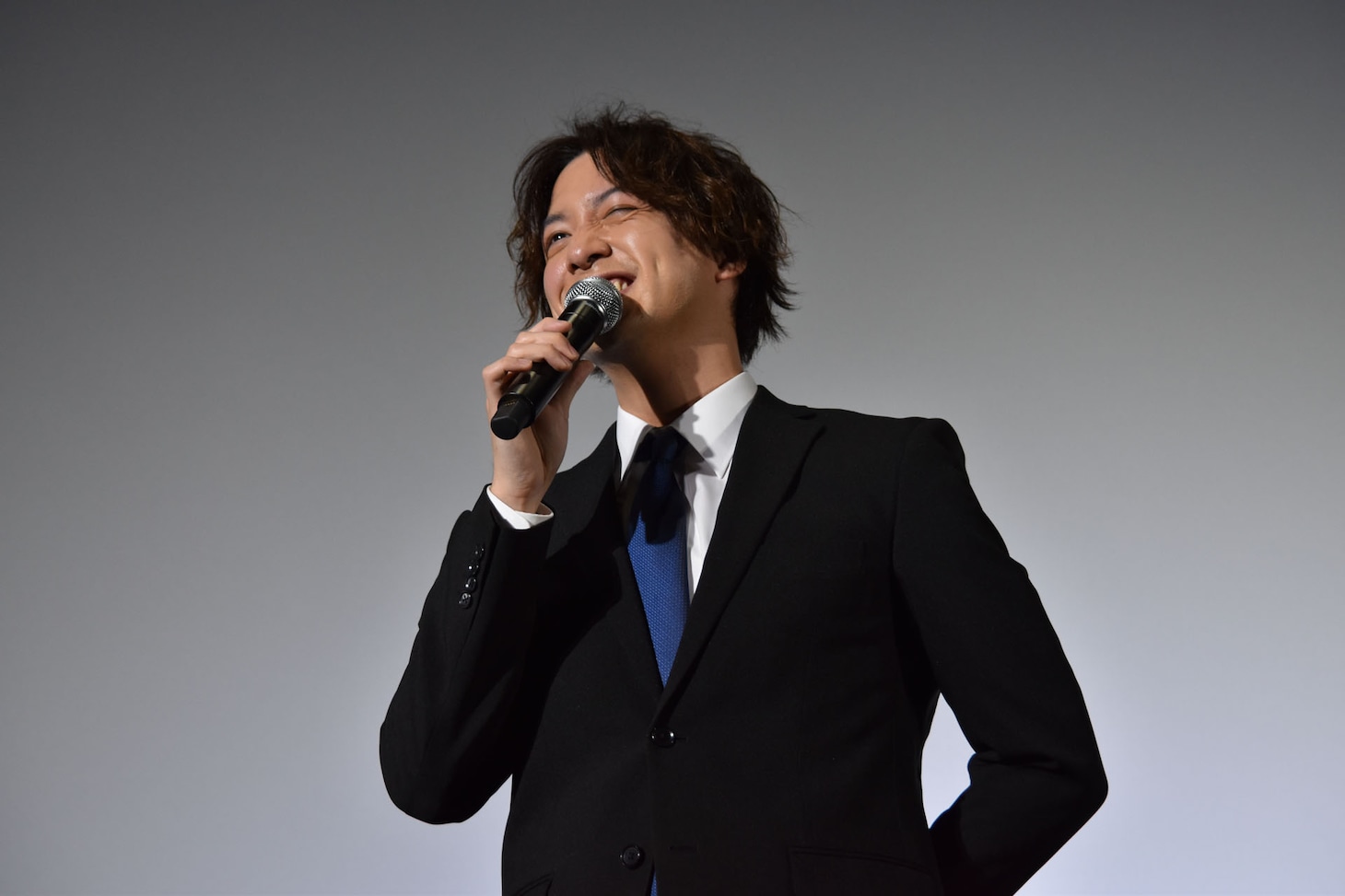 観客への“面接”で「僕の靴のサイズは？」という質問をして、自らヒントを出す渡部秀。