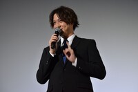 観客への“面接”で「僕の靴のサイズは？」という質問をして、自らヒントを出す渡部秀。