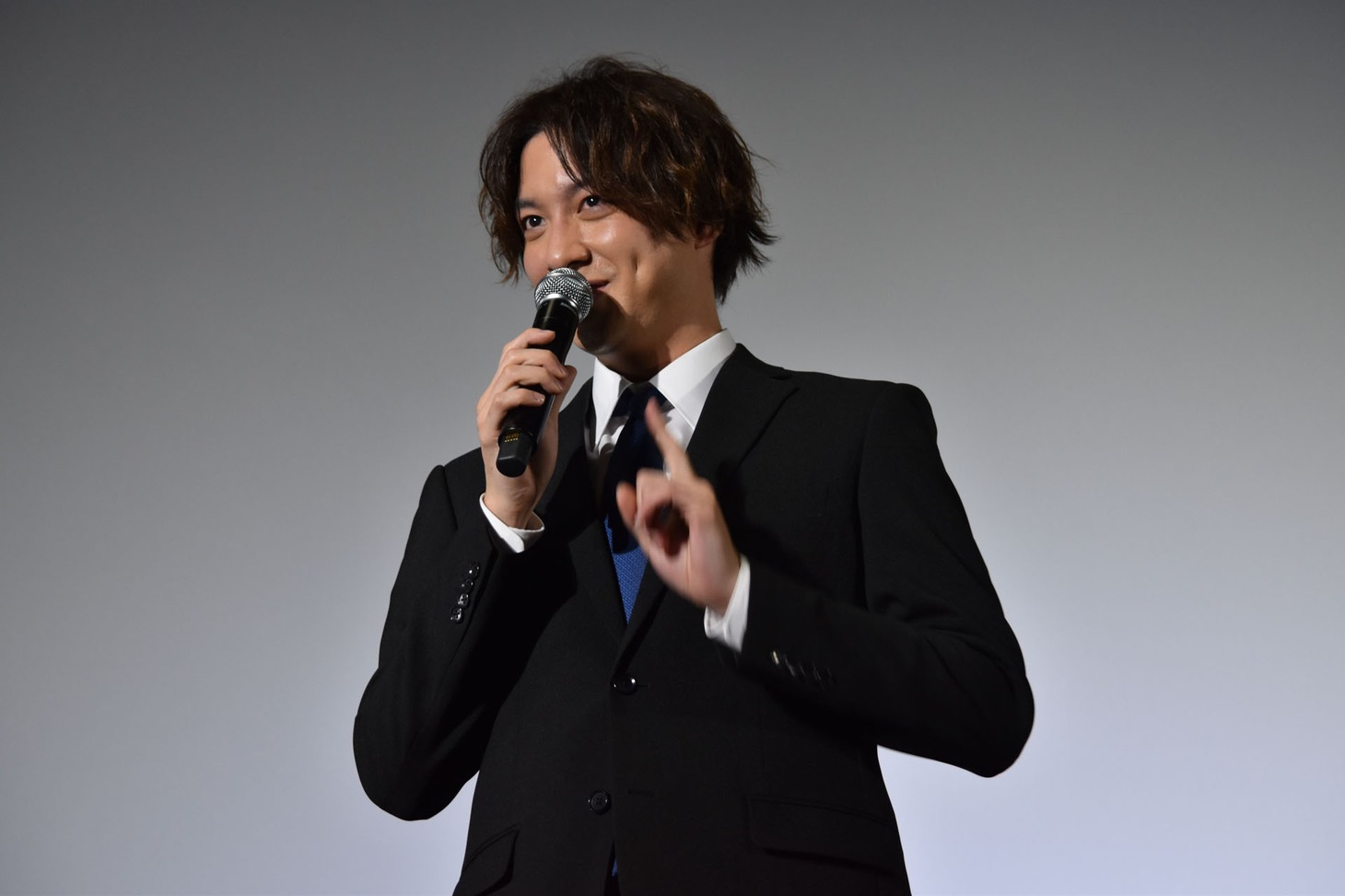 観客への“面接”で「僕の靴のサイズは？」という質問をして、自らヒントを出す渡部秀。