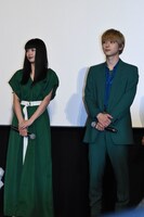 左から二階堂ふみ、吉沢亮。