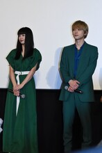 左から二階堂ふみ、吉沢亮。