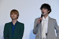 左から吉沢亮、上杉柊平。
