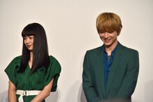 左から二階堂ふみ、吉沢亮。