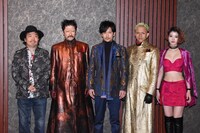 「クソ野郎と美しき世界」の中の短編「ピアニストを撃つな！」囲み取材の様子。