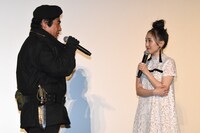 左から藤岡弘、、百田夏菜子。