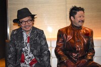 左から園子温、浅野忠信。