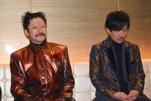 左から浅野忠信、稲垣吾郎。