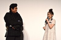 左から藤岡弘、、百田夏菜子。