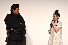 左から藤岡弘、、百田夏菜子。