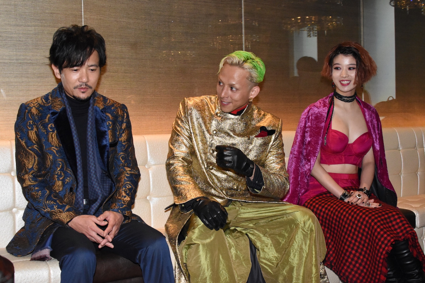 左から稲垣吾郎、満島真之介、馬場ふみか。