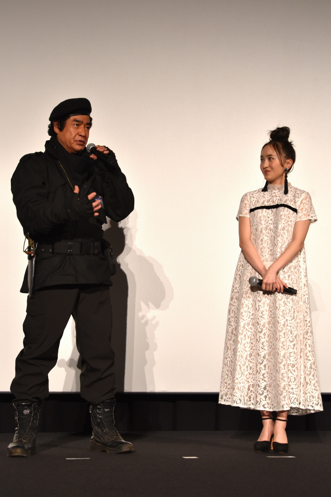 左から藤岡弘、、百田夏菜子。