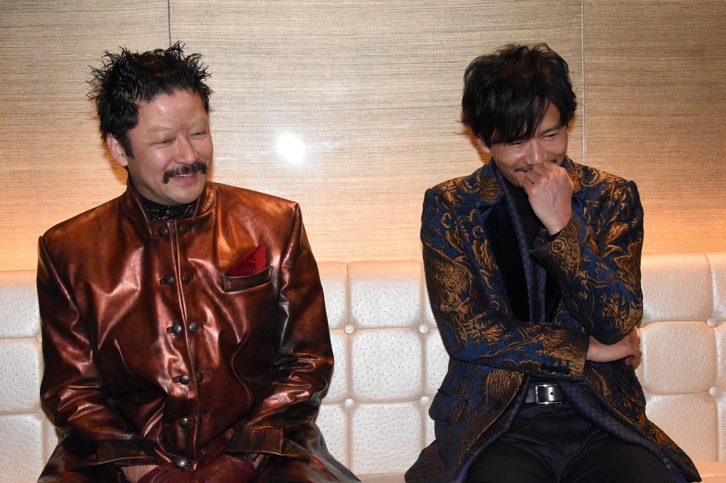 左から浅野忠信、稲垣吾郎。