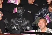 客席に溶け込むブラックパンサー。