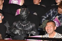 客席に溶け込むブラックパンサー。